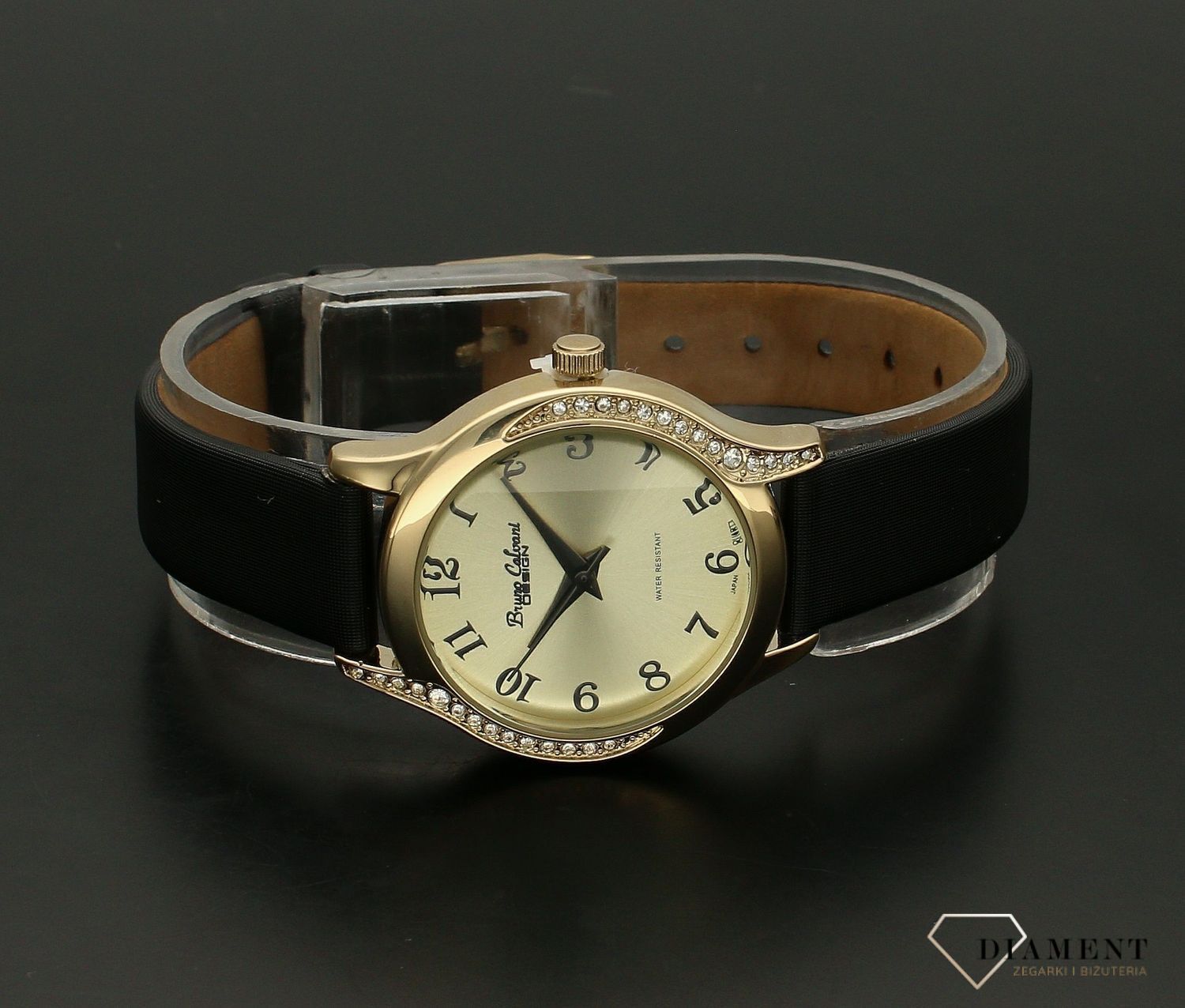 Zegarek damski na czarnym satynowym pasku Bruno Calvani BC3500 GOLD. W zegarku zamontowano pasek satynowy w czarnym kolorze. Zegarek damski na pasku. Zegarek damski z cyrkoniami. Zegarek damski Bruno Calvani w złotym kolorz  (3).jpg